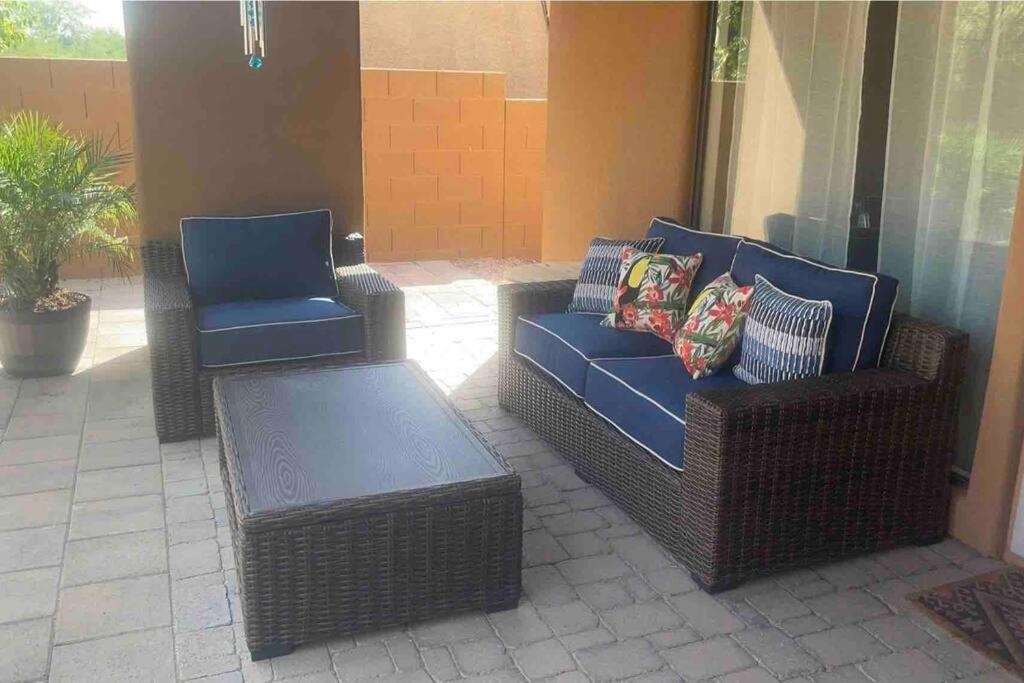 une terrasse avec deux chaises, un canapé et une table dans l'établissement Serene Spacious Free Fast wifi king bed, à Tucson