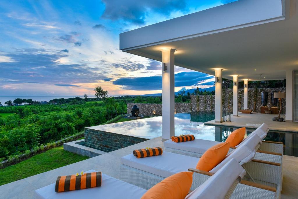 - Vistas al exterior de una villa con piscina en Deep Blue Villa Managed By LBV, en Buleleng