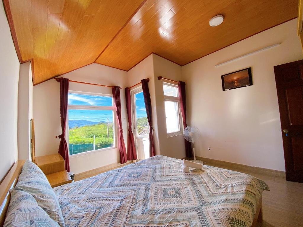 Letto o letti in una camera di Villa Tường Vy - Đà Lạt