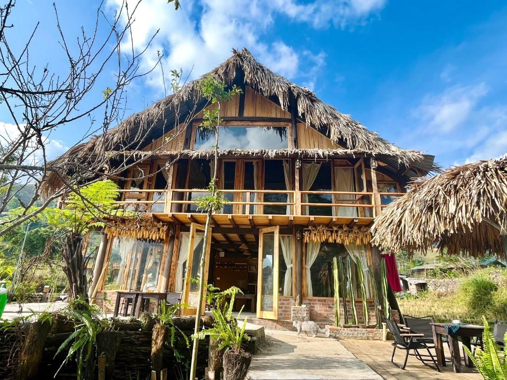 Lao Chải riverside stay&coffee في سابا: منزل به سقف من القش