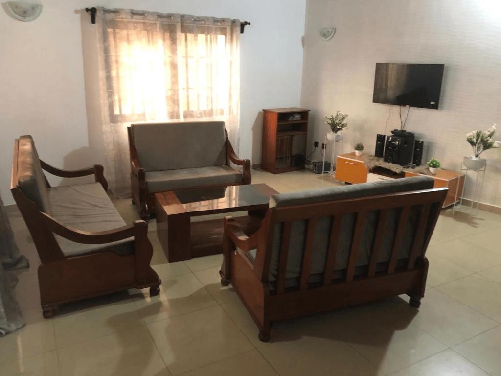 - un salon avec un canapé et une chaise dans l'établissement Guest house In benin, à Abomey-Calavi