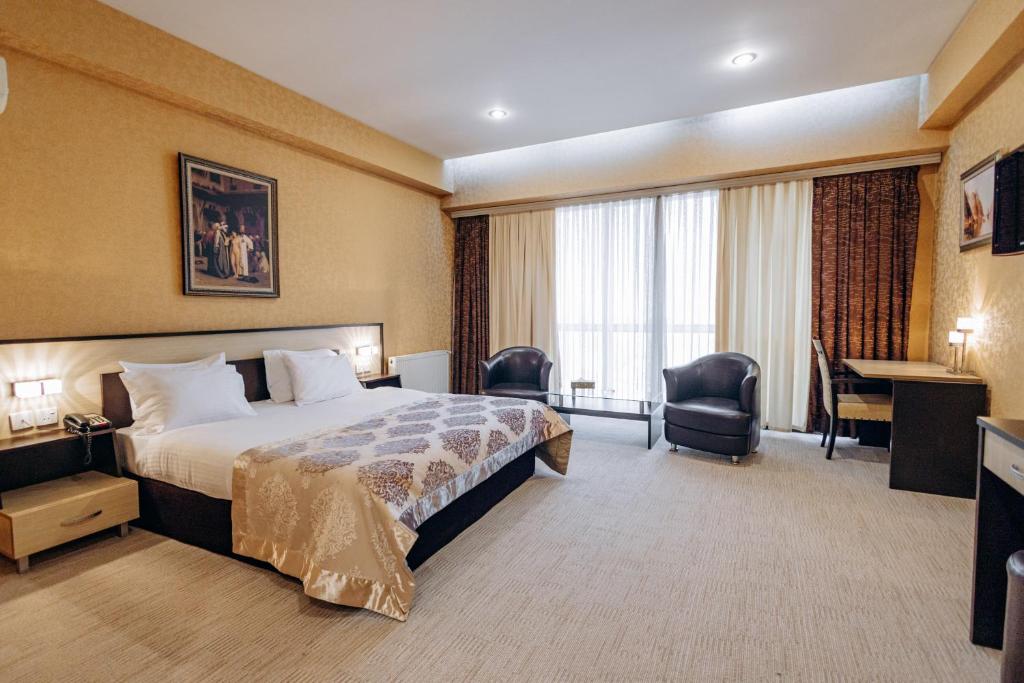 Habitación de hotel con cama y escritorio en Days Hotel By Wyndham Baku, en Baku