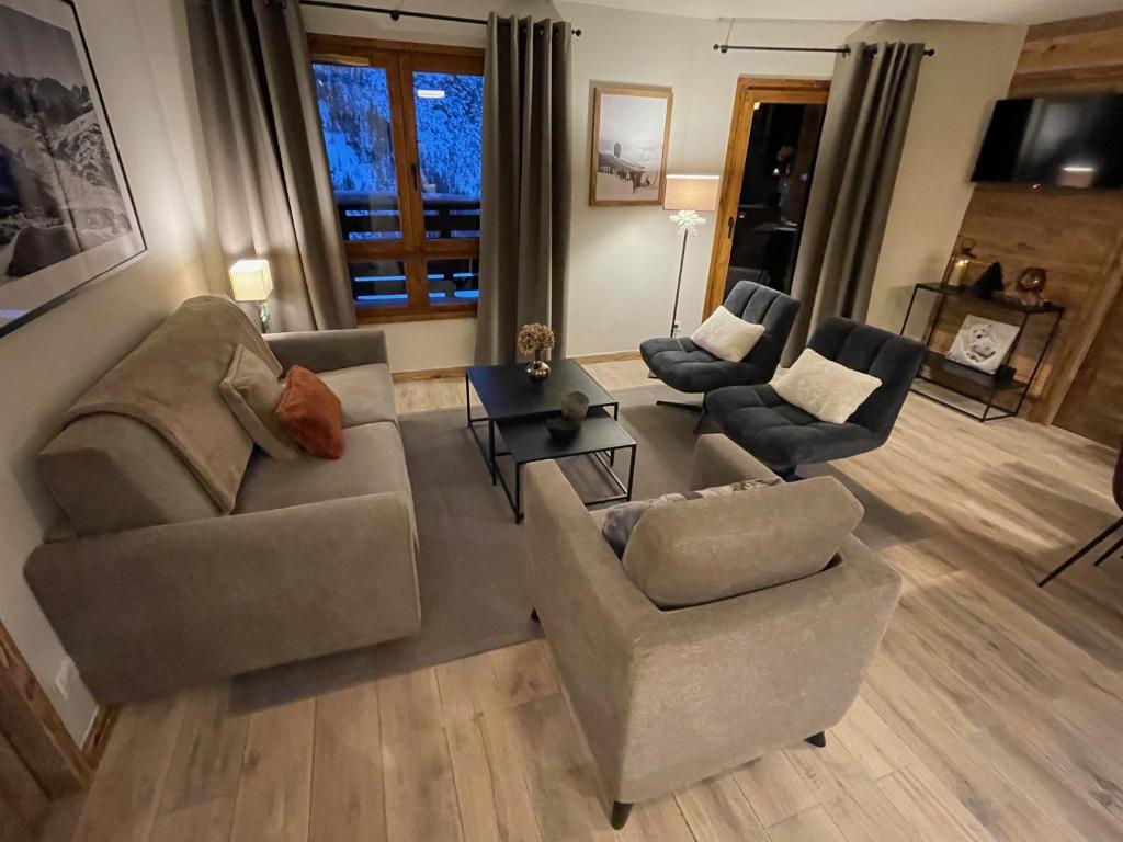 Sala de estar con 2 sofás y mesa en Spacious ski-in ski-out apartment 4-6 pax, 161 Sources de Marie Arc 1950 en Arc 1950