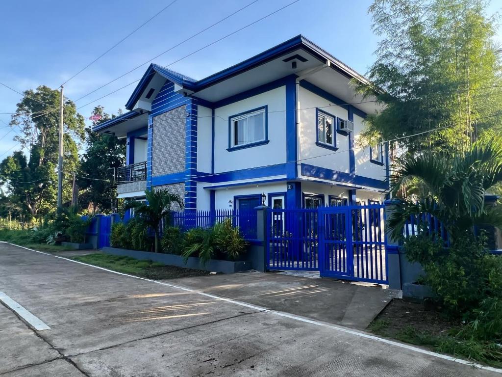 uma casa azul com um portão azul em Charlotte's Vacation Home Busuanga Palawan 