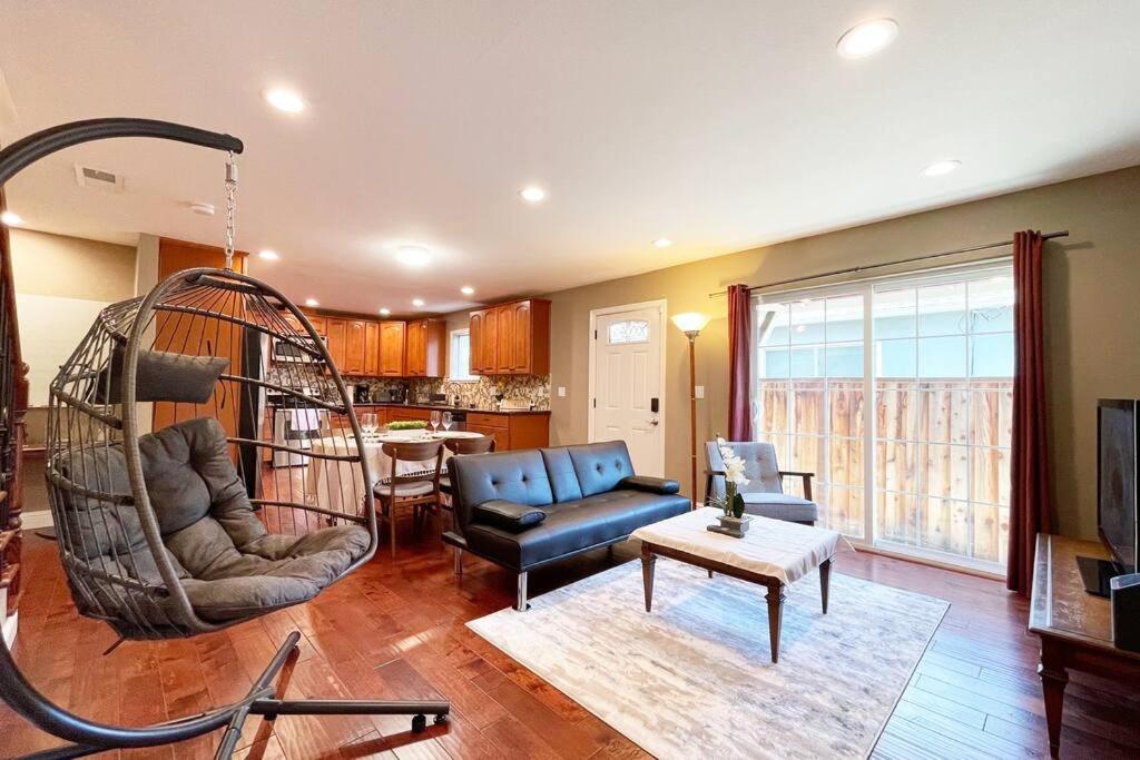 een woonkamer met een bank en een schommel bij 839-Sunnyvale Great location 2Br/2Bth unit/Kingbed in Sunnyvale