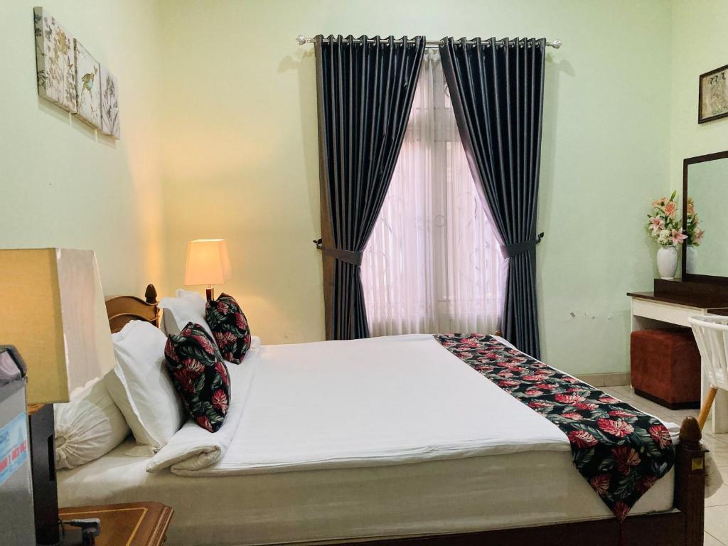 Postel nebo postele na pokoji v ubytování Just 11 Boutique Syariah Mitra RedDoorz near UGM Yogyakarta