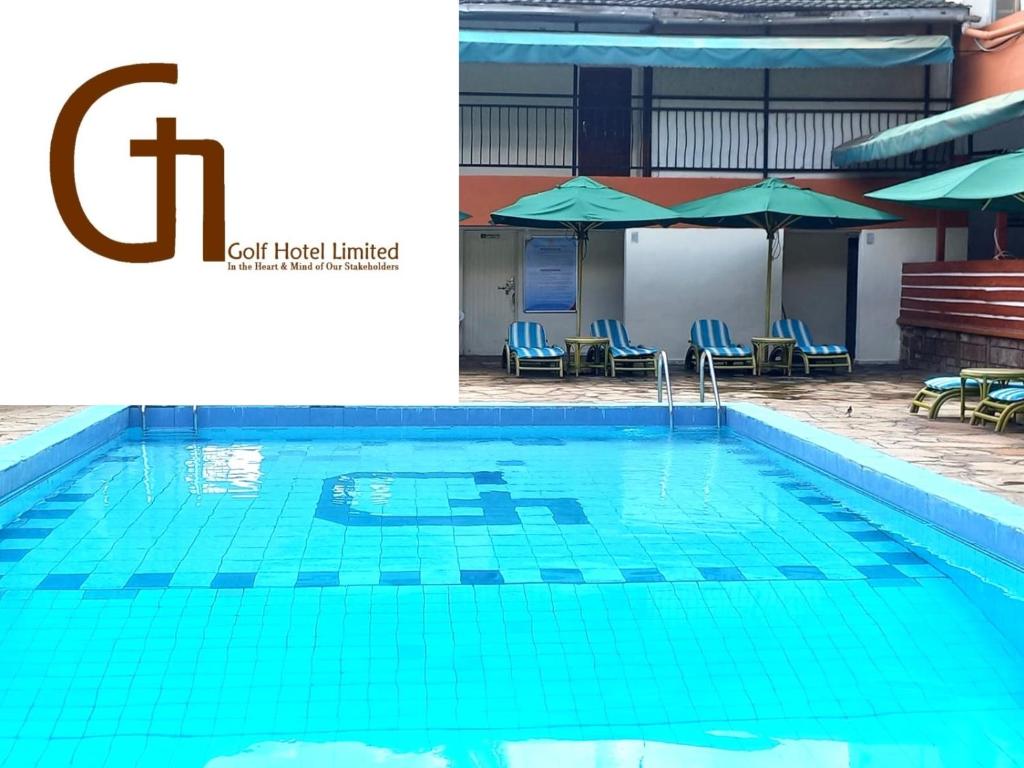 Kakamega的住宿－Golf Hotel Kakamega，一个带蓝色椅子和遮阳伞的游泳池