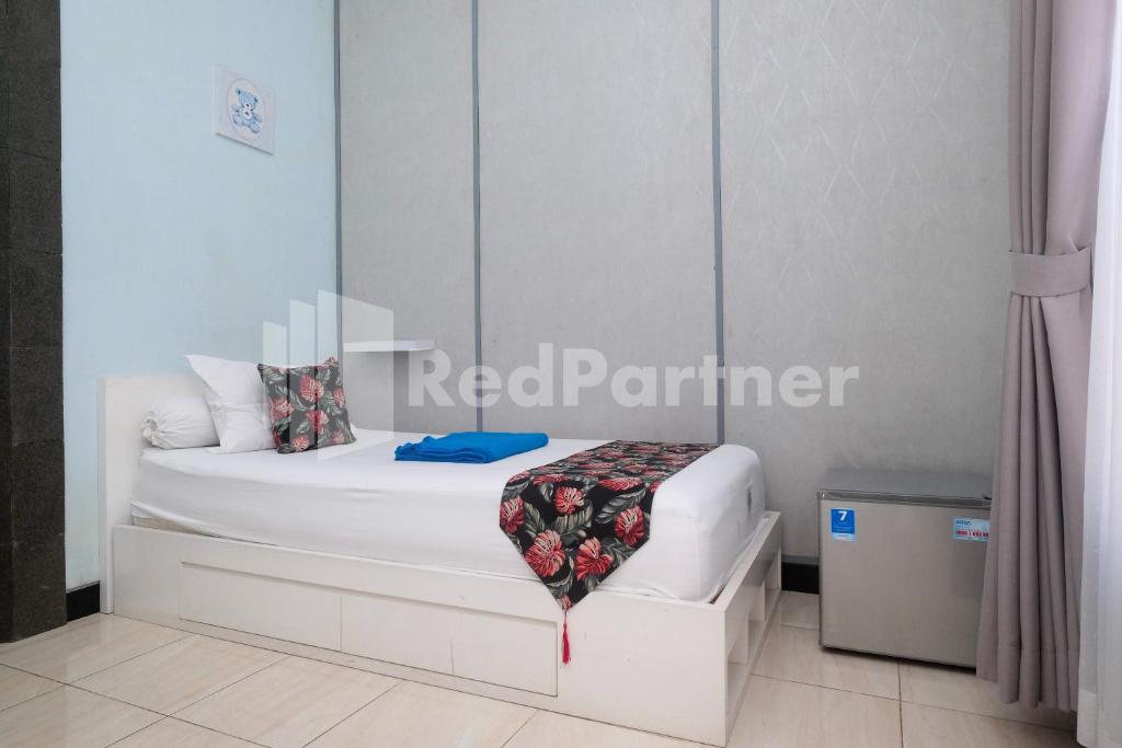 Postel nebo postele na pokoji v ubytování Just 11 Boutique Syariah Mitra RedDoorz near UGM Yogyakarta