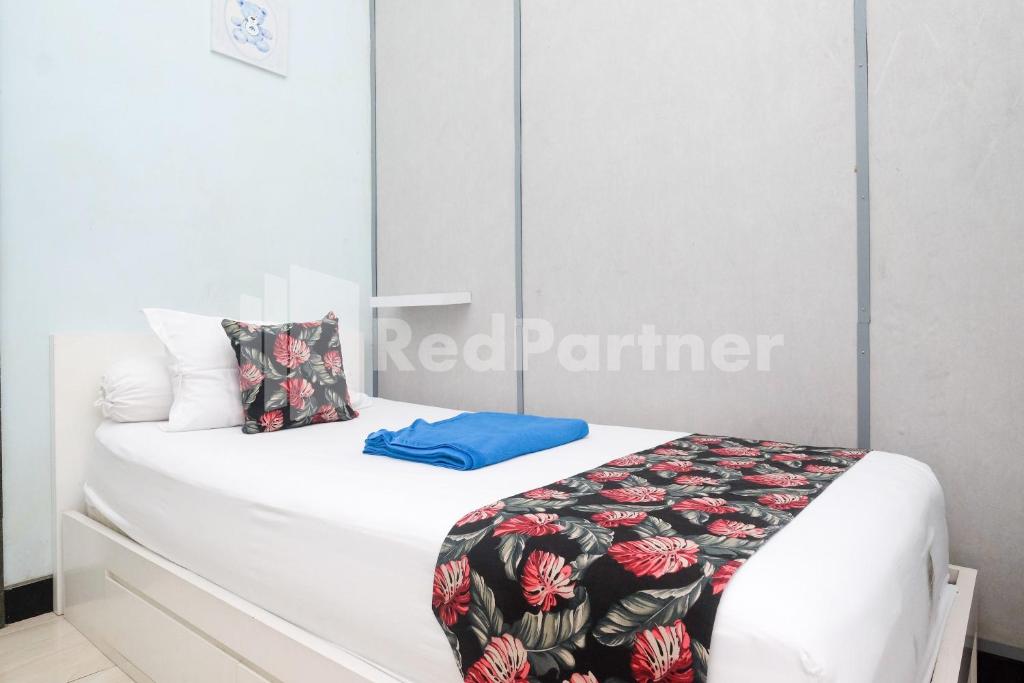 Postel nebo postele na pokoji v ubytování Just 11 Boutique Syariah Mitra RedDoorz near UGM Yogyakarta