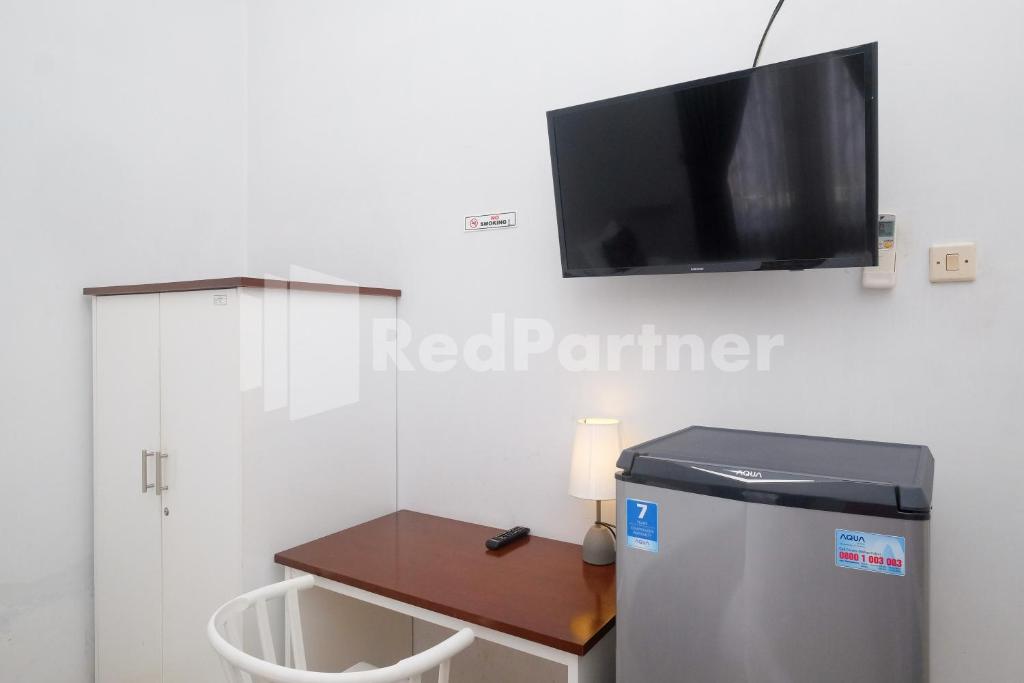 TV a/nebo společenská místnost v ubytování Just 11 Boutique Syariah Mitra RedDoorz near UGM Yogyakarta