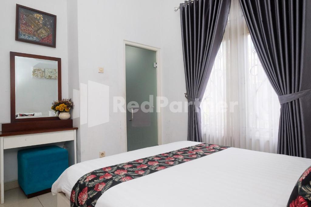 Postel nebo postele na pokoji v ubytování Just 11 Boutique Syariah Mitra RedDoorz near UGM Yogyakarta
