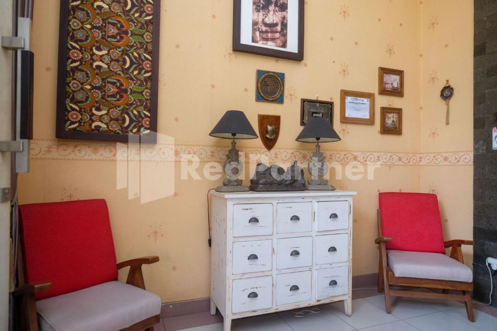 Posezení v ubytování Just 11 Boutique Syariah Mitra RedDoorz near UGM Yogyakarta