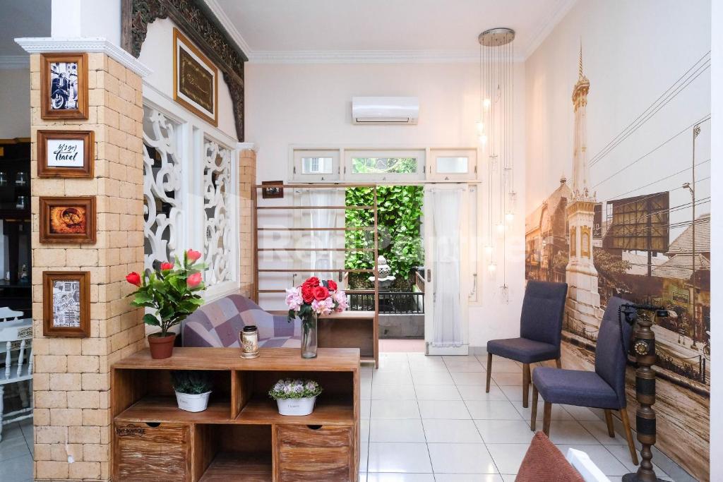 Posezení v ubytování Just 11 Boutique Syariah Mitra RedDoorz near UGM Yogyakarta