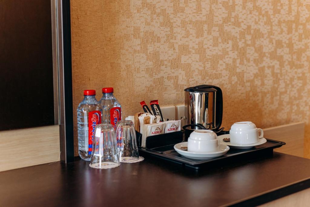 Příslušenství pro přípravu čaje a kávy v ubytování Days Hotel By Wyndham Baku