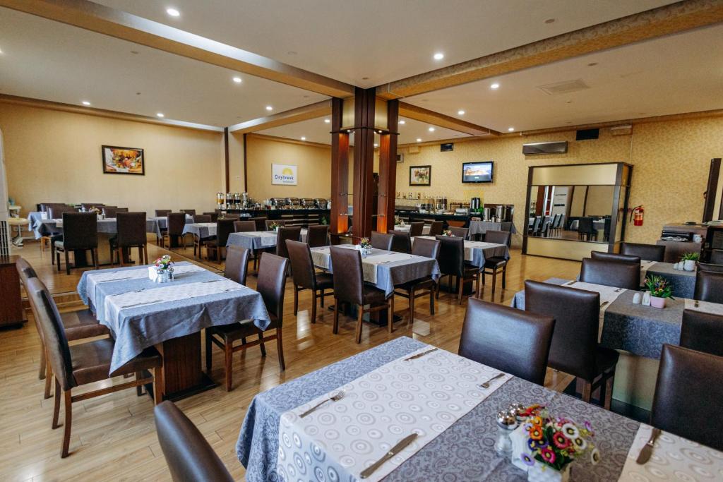 Restaurace v ubytování Days Hotel By Wyndham Baku