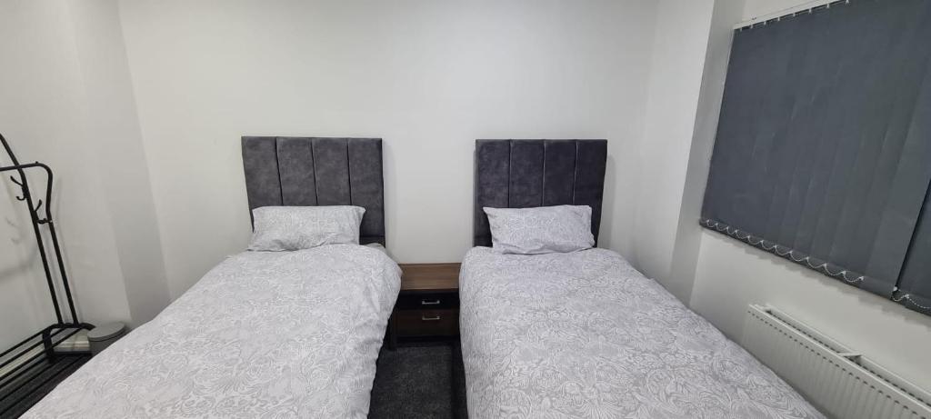 two beds sitting next to each other in a room at 3 bedroom home - Meadowhall, Magna, Utilita arena, free parking, garden in Templebrough