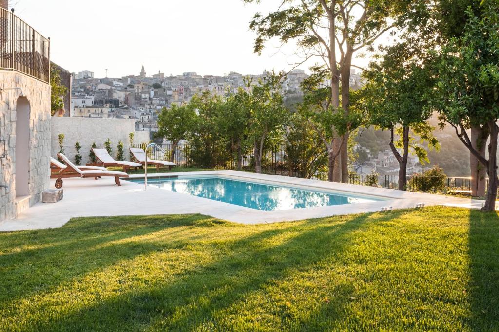 una piscina en el patio de una casa en Giardino Sul Duomo, en Ragusa