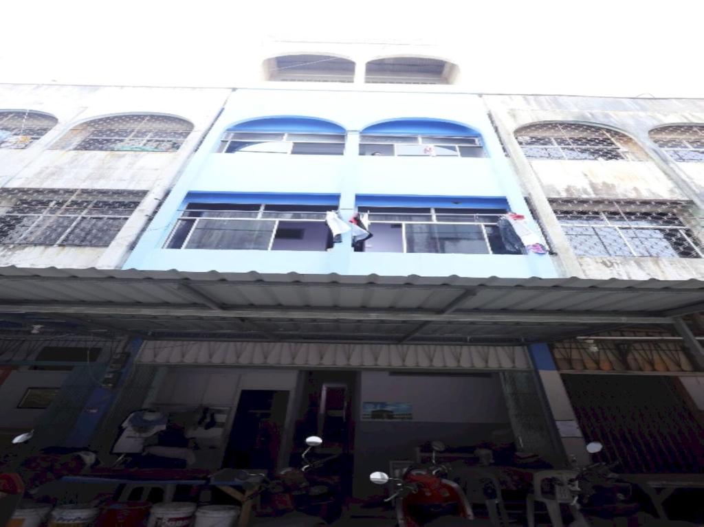 un edificio con ventanas azules y una cámara. en SPOT ON 93276 Fendi 2 Homestay Syariah en Nagoya