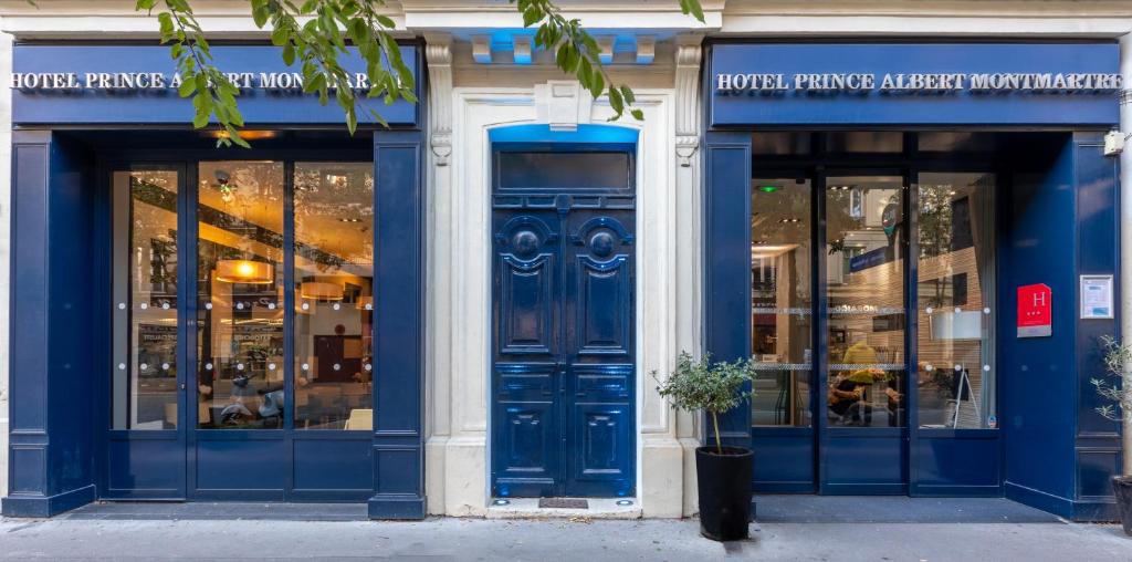 une porte bleue devant un magasin dans l'établissement Prince Albert Montmartre, à Paris
