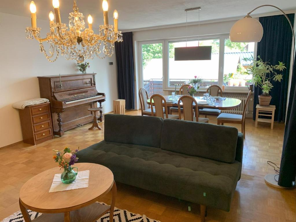 Posezení v ubytování Ferienwohnung "Fichtelnaabrauschen"
