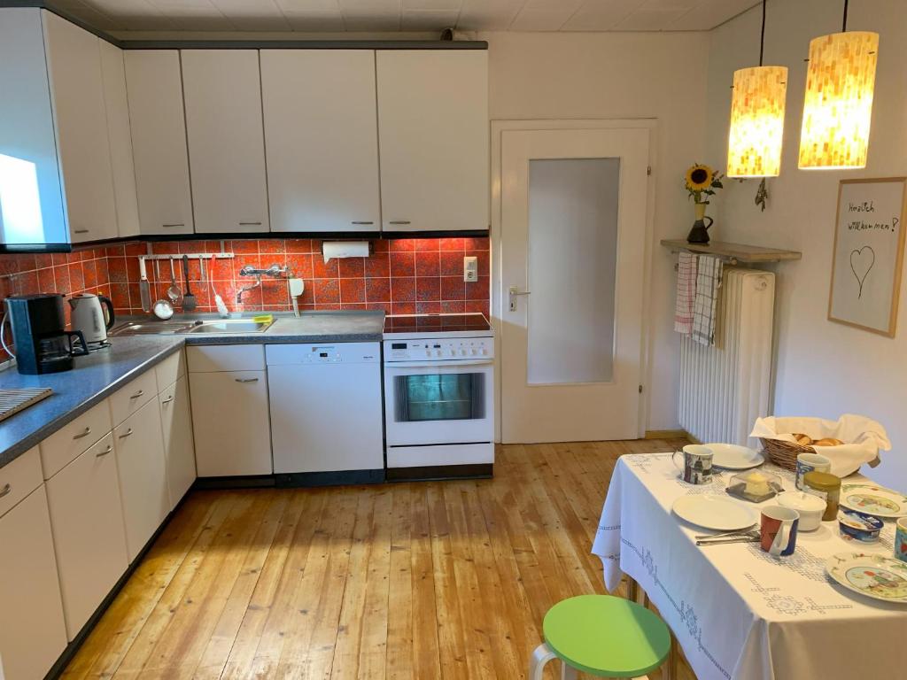 Kuchyň nebo kuchyňský kout v ubytování Ferienwohnung "Fichtelnaabrauschen"
