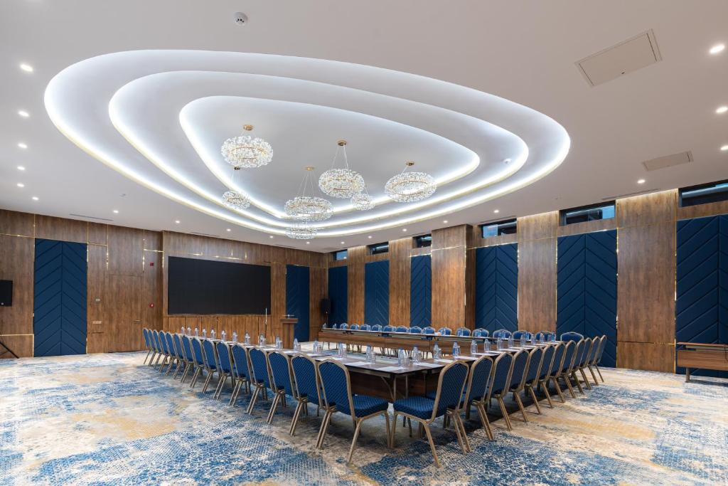 einen Konferenzraum mit einem langen Tisch und Stühlen in der Unterkunft Shamsan Airport Hotel in Taschkent