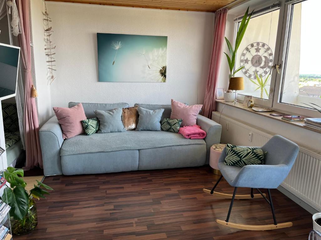 sala de estar con sofá y silla en havenBlicke 2.0, en Bremerhaven