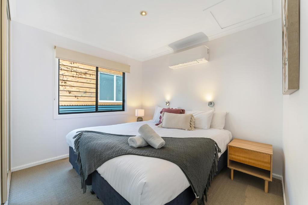 Un dormitorio con una cama grande y una ventana en BIG4 Tasman Holiday Parks - Bright en Bright
