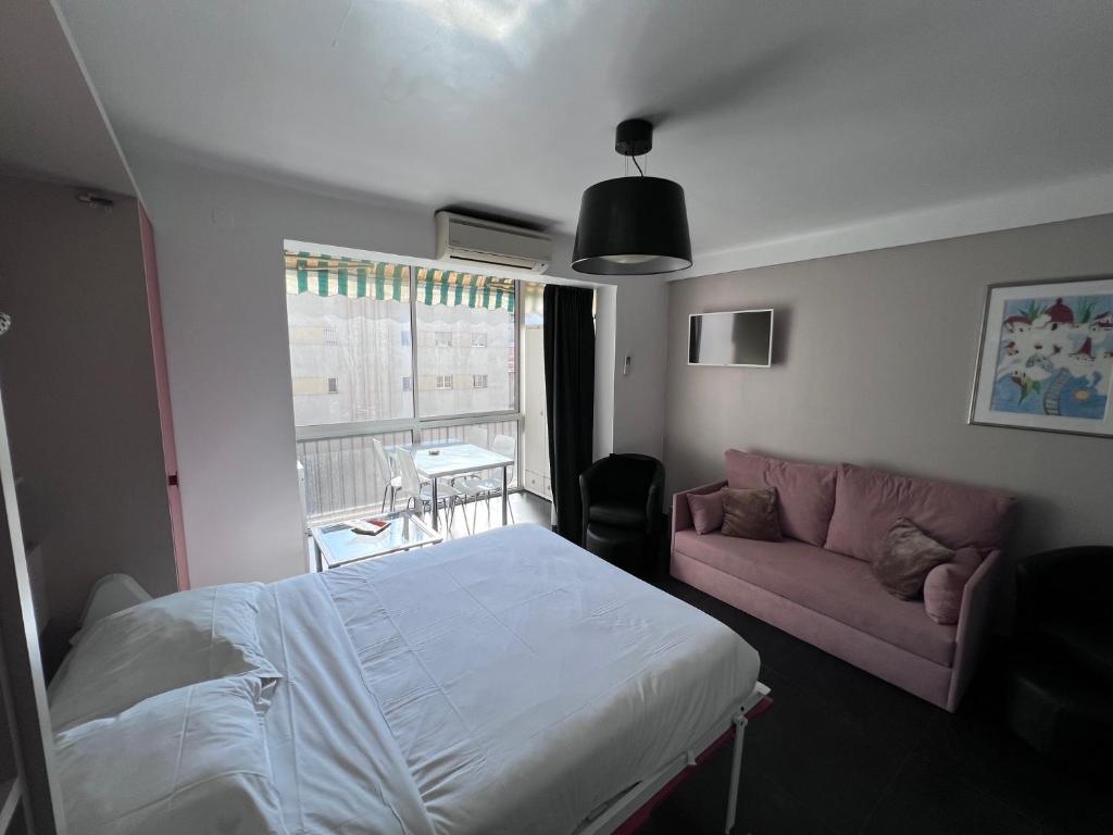 Postel nebo postele na pokoji v ubytování Riviera Eden Palace