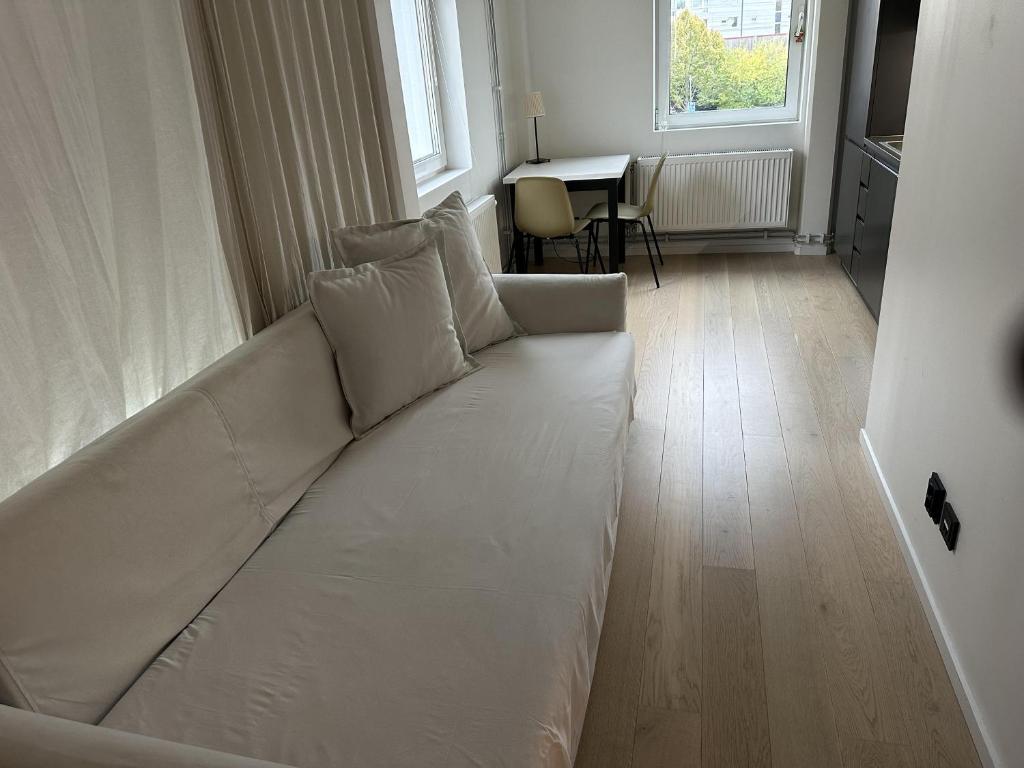 Postel nebo postele na pokoji v ubytování Apartment in Sollentuna Centrum 1205
