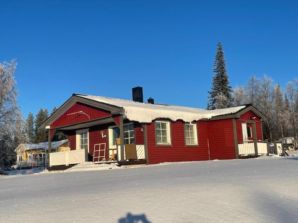 ein rotes Haus mit Schnee drauf in der Unterkunft Little adorable red in Kiruna