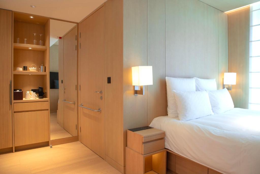 Letto o letti in una camera di AKI Hong Kong - MGallery