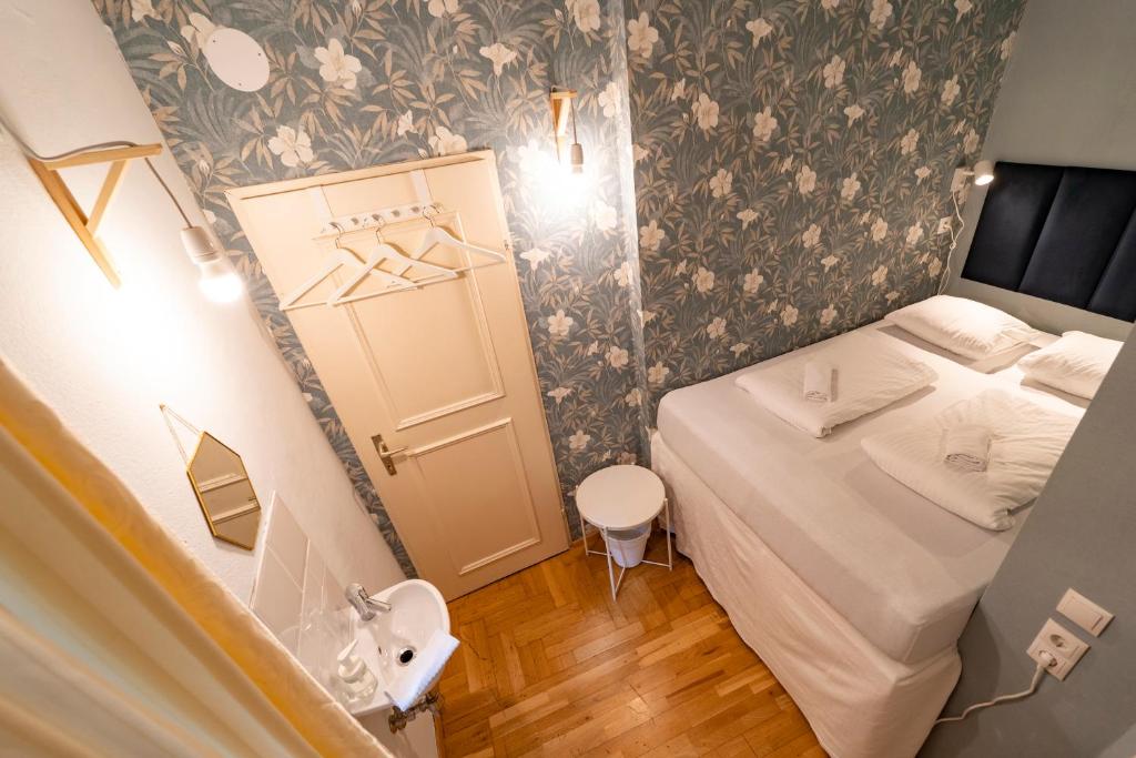 Una cama o camas en una habitación de Sishaus Hostel