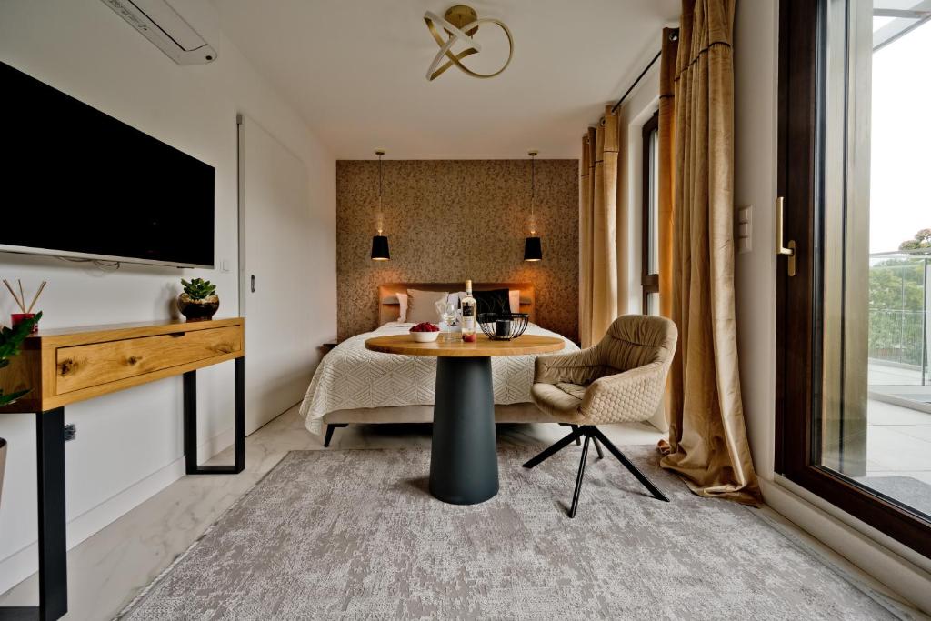 una camera d'albergo con tavolo e letto di Apartamenty Belni Hel Edyta i Maciej Wolak a Hel