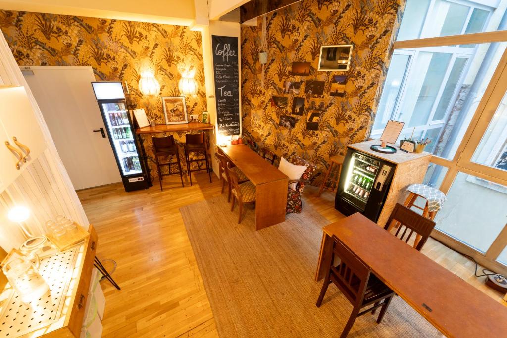 una vista aérea de una habitación con mesas y sillas en Sishaus Hostel, en Graz
