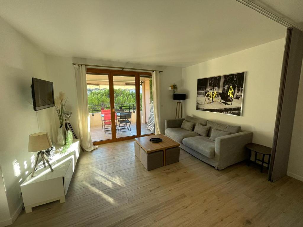 ein Wohnzimmer mit einem Sofa und einem Tisch in der Unterkunft Riviera Eden Palace in Cannes