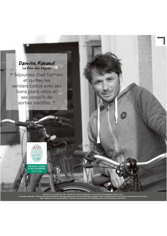 un homme assis sur un vélo devant un magasin dans l'établissement Le gîte des Algues, à Séné