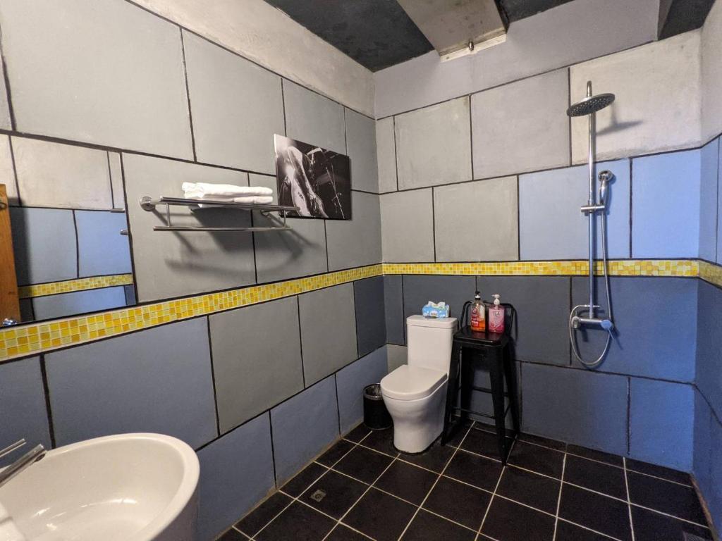 a bathroom with a toilet and a sink at Blackport Seaview Homestay in Yanliau