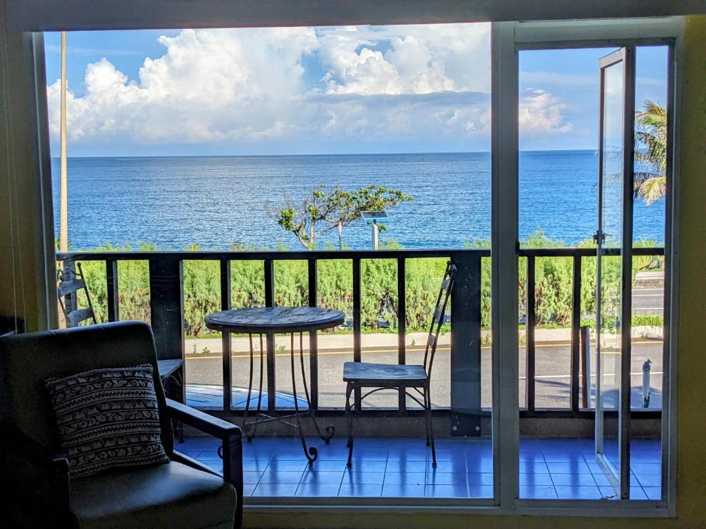 a view of the ocean from a balcony at Blackport Seaview Homestay in Yanliau