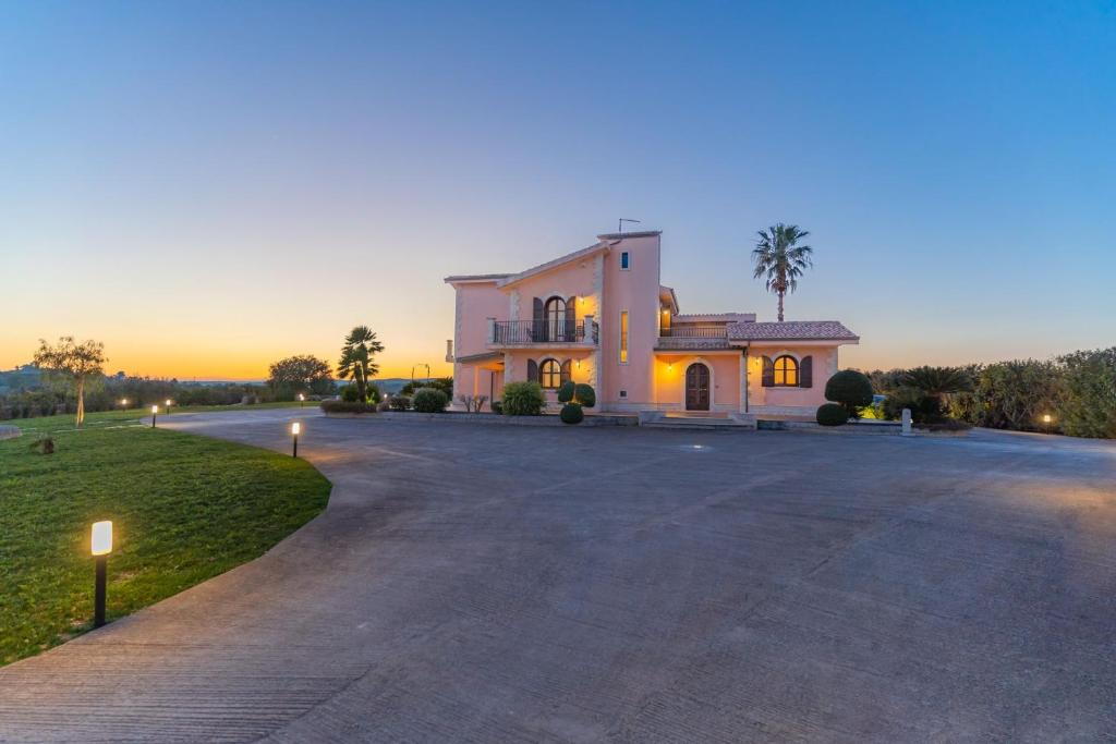 a large house with a driveway in front of it at House Nicasia: villa con piscina in Ragusa