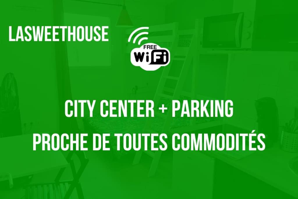 un écran vert avec le wfc du centre-ville et des logos de stationnement dans l'établissement La Sweet House Rouge* Au pied des remparts *wifi*, à Avignon