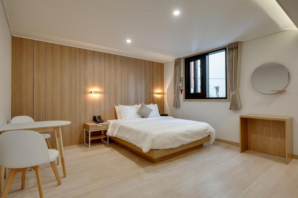 Postel nebo postele na pokoji v ubytování Two H Hotel