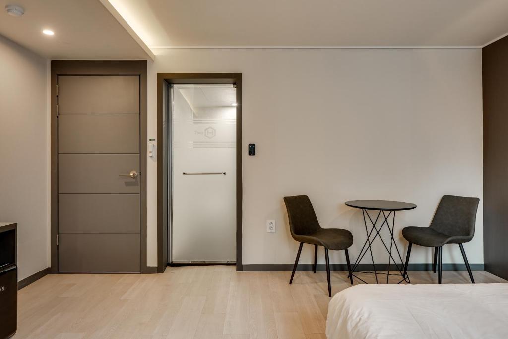 Postel nebo postele na pokoji v ubytování Two H Hotel