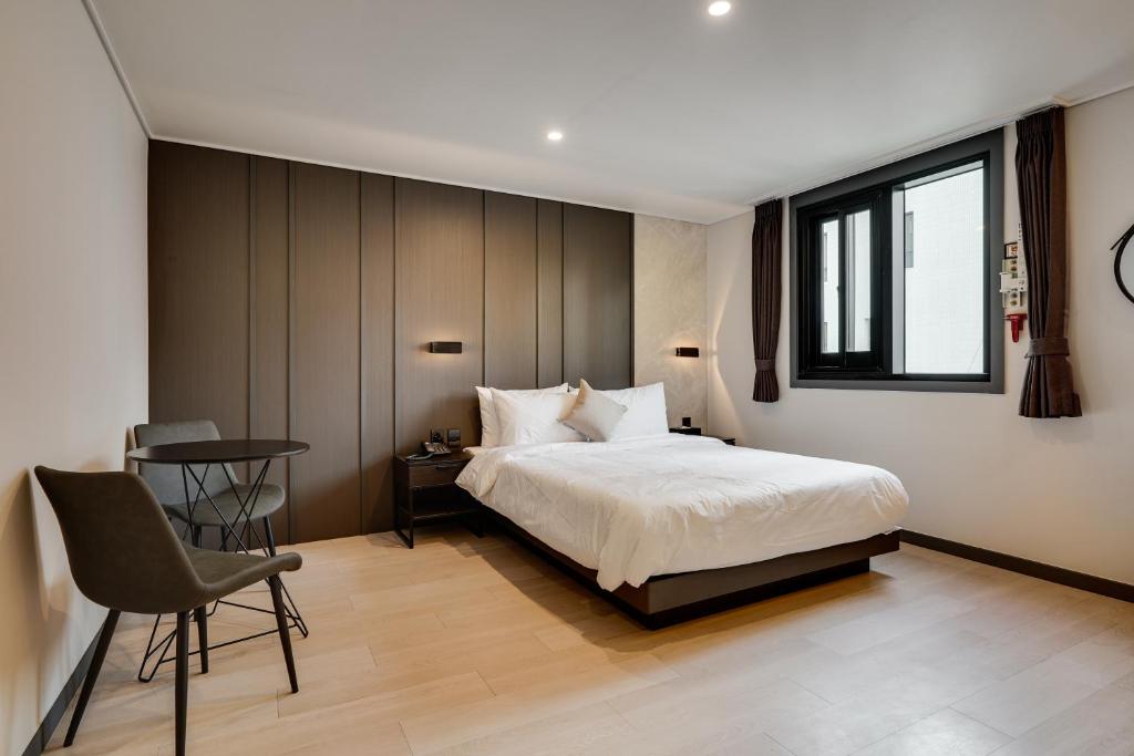 Postel nebo postele na pokoji v ubytování Two H Hotel