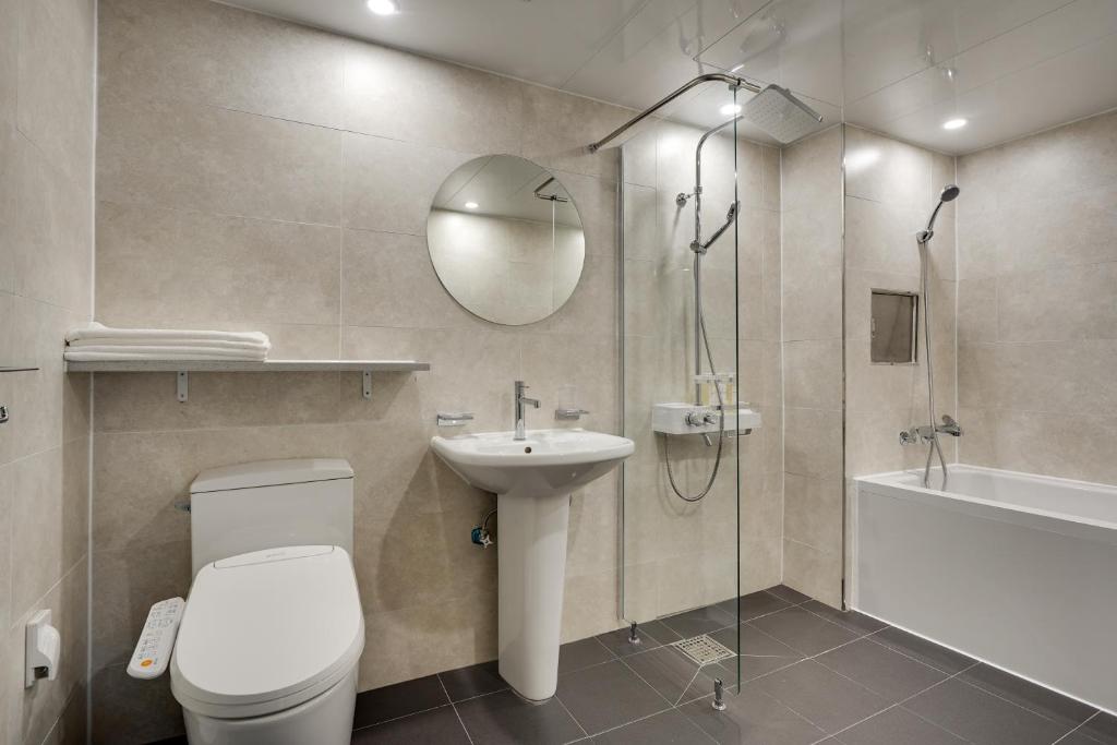 Koupelna v ubytování Two H Hotel