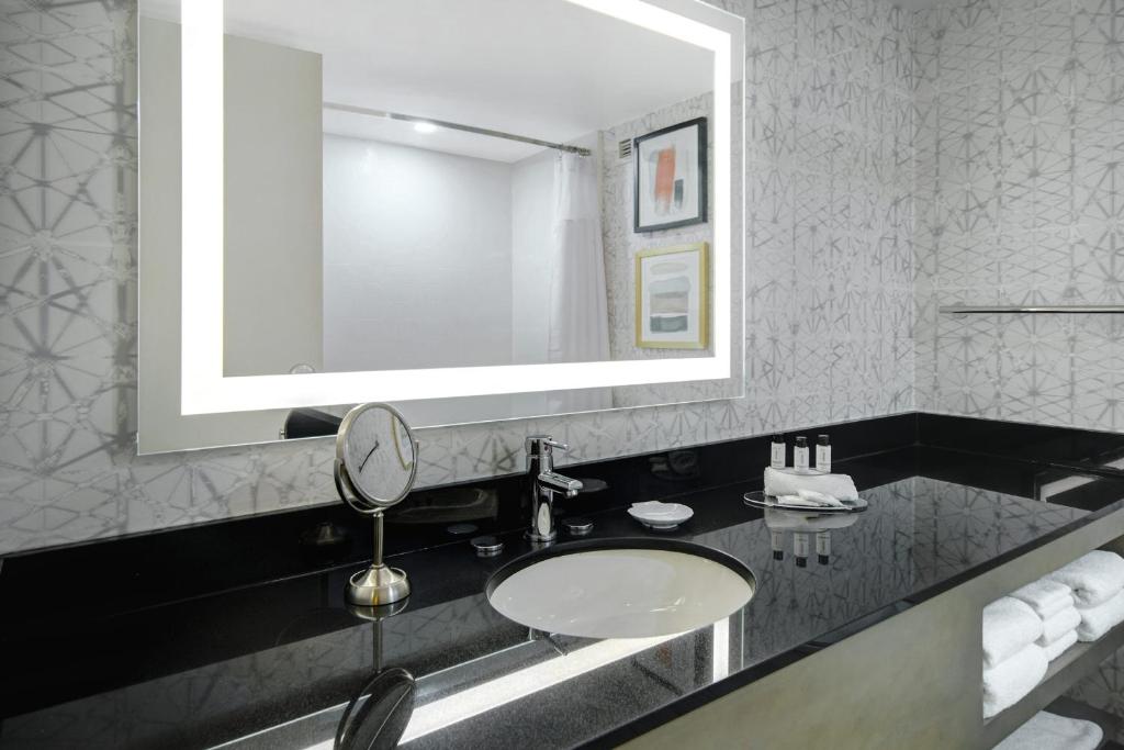 Crowne Plaza Auburn Hills, an IHG Hotel - 