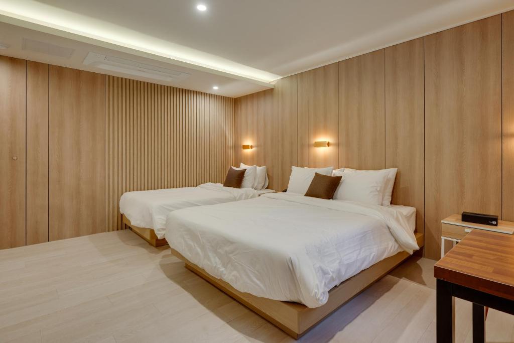 Postel nebo postele na pokoji v ubytování Two H Hotel