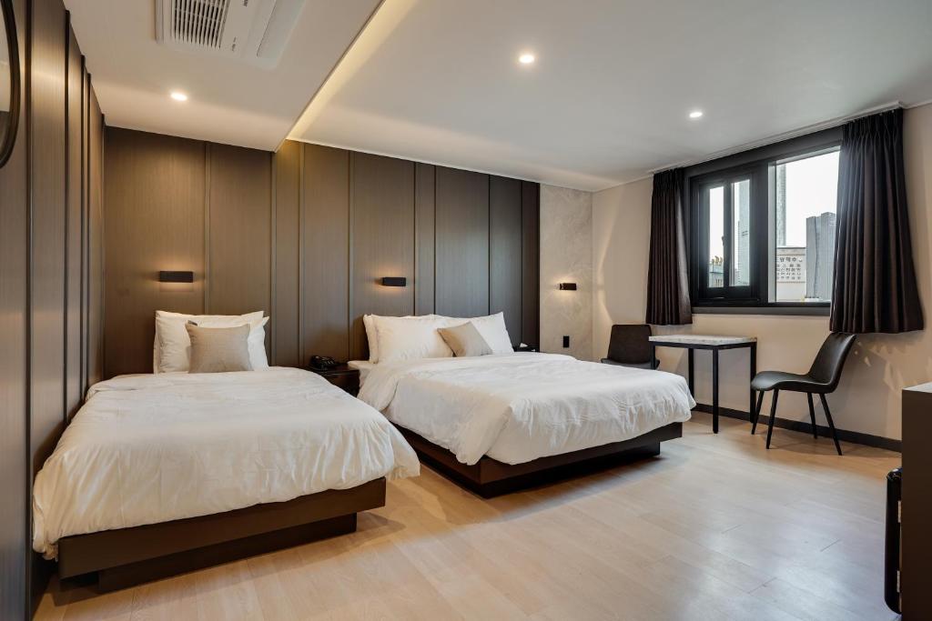 Postel nebo postele na pokoji v ubytování Two H Hotel