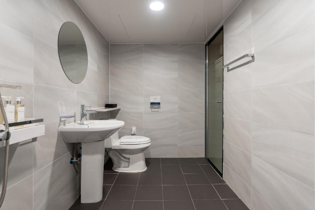 Koupelna v ubytování Two H Hotel