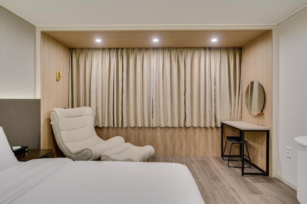 Postel nebo postele na pokoji v ubytování Two H Hotel